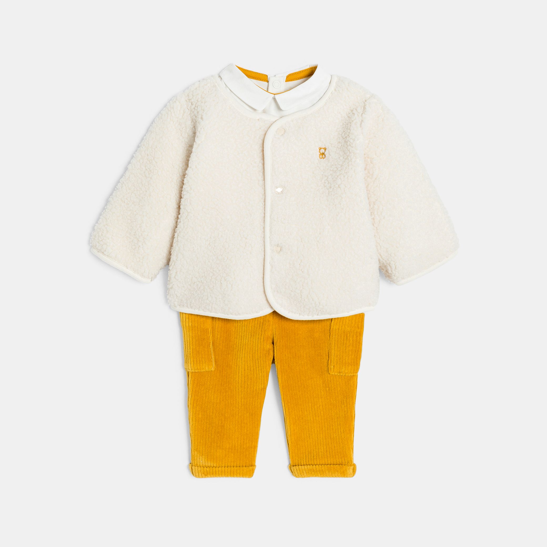 Bộ cardigan lông, quần nhung tăm và bodysuit vàng